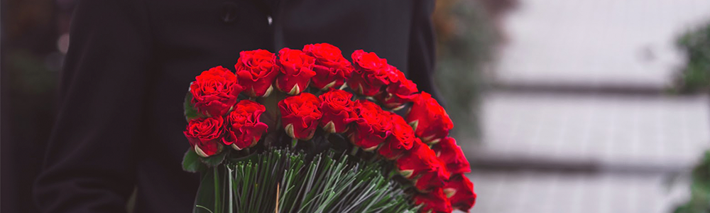 Какие цветы купить на похороны мужчине, женщине. Сколько цветов кладут на могилу?